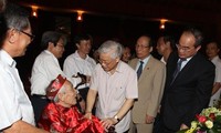 Sekjen Komite Sentral Partai Komunis Vietnam Nguyen Phu Trong memberikan sambutan dan menghadiri upacara memuliakan dramawan Hoc Phi.